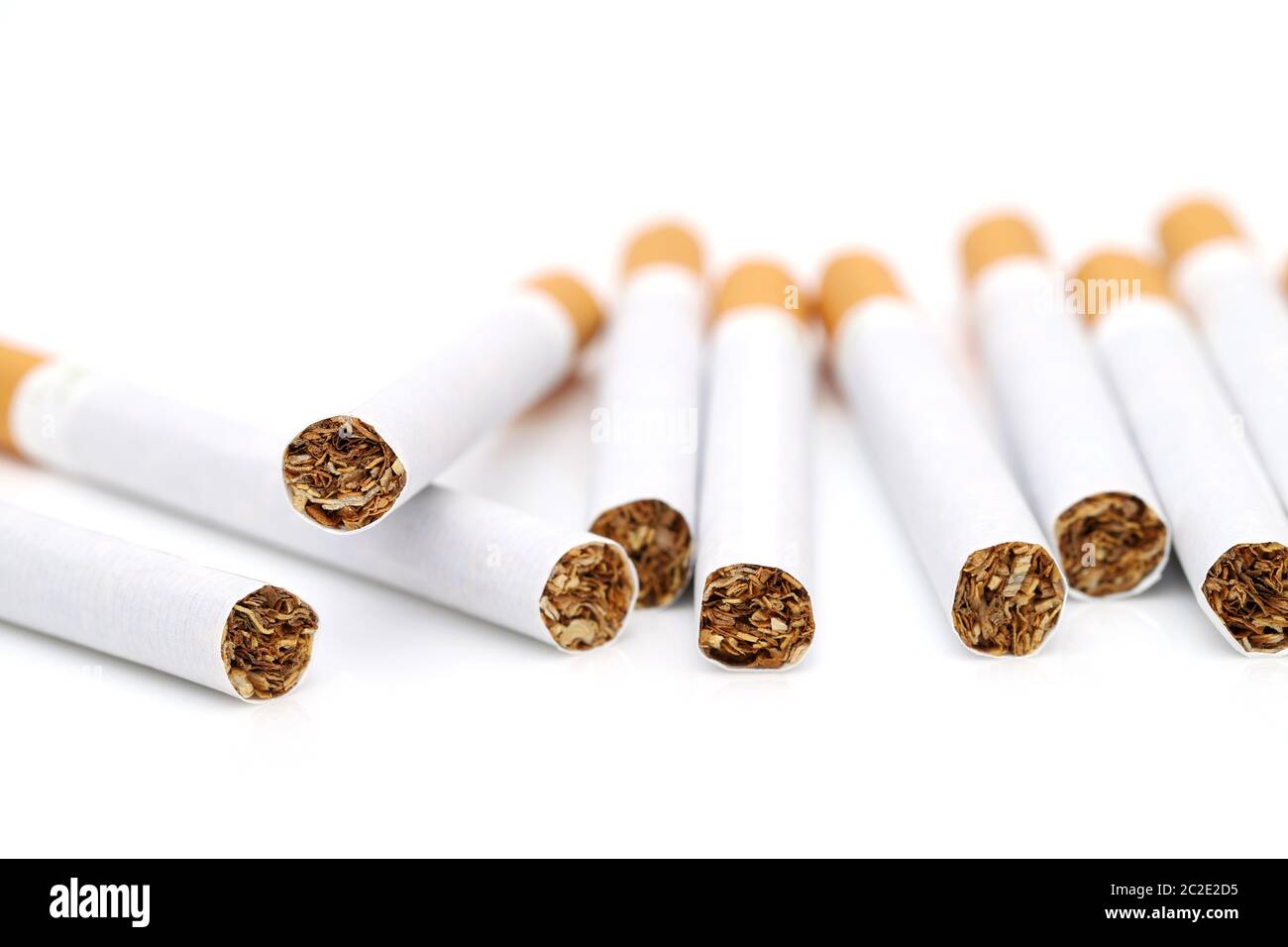 chiodi di sigaretta isolati su sfondo bianco Foto Stock
