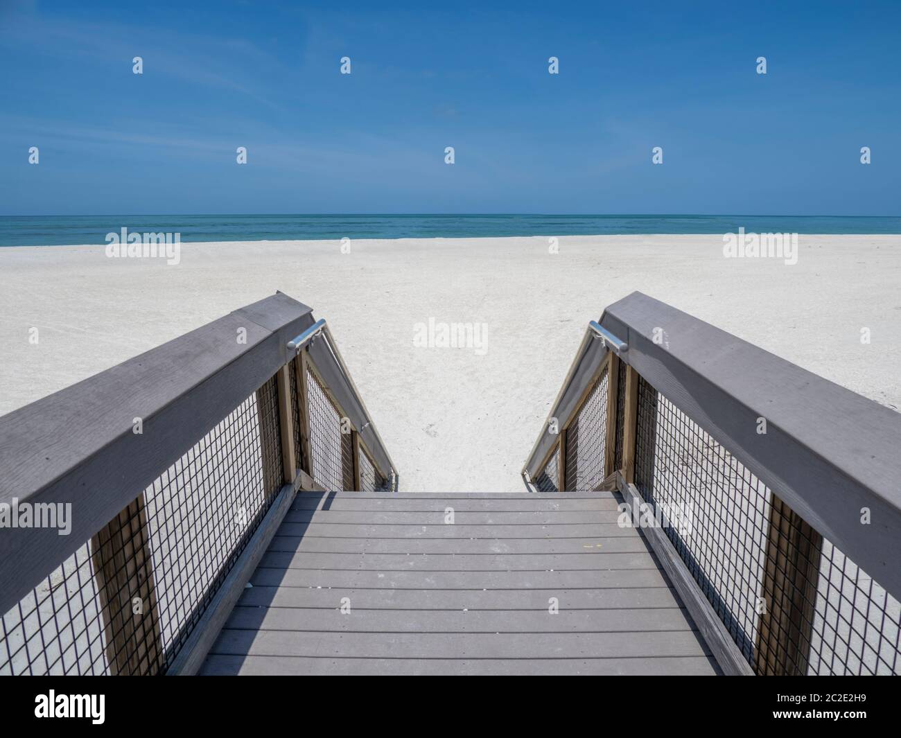Passerella per la spiaggia vuota nel Gasparilla Island state Park sull'isola di Gasparilla sul Golfo del Messico, nella Florida sud-occidentale degli Stati Uniti Foto Stock
