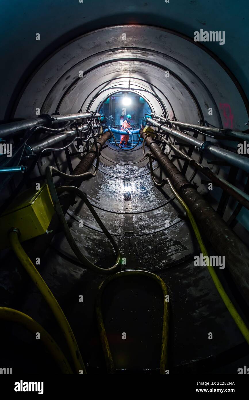 Gelsenkirchen, zona Ruhr, Renania Settentrionale-Vestfalia, Germania - conversione Emscher, nuova costruzione DELLA SCAGLIATRICE Emscher, sostituzione tubi durante la tun Foto Stock