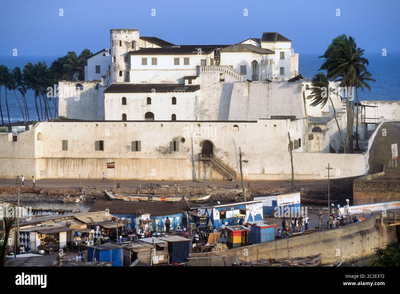 Ghana: Fort Elmina sulla Gold Coast fu costruito dai portoghesi nel 1471 ed era il centro del commercio degli schiavi. Da qui, la maggior parte degli schiavi sono stati spediti in America e in altre parti del mondo. E' il più antico edificio europeo dei tropici. --- Ghana: Das Fort Elmina wurde im Jahre 1471 von den Portugiesen erbaut und war die Zentrale des Sklavenhandels. Von hier aus wurden die meisten Schulferien und Handel mit und Verschifft. Es ist das aelteste europaeische Bauwerk in den Tropen. Foto Stock