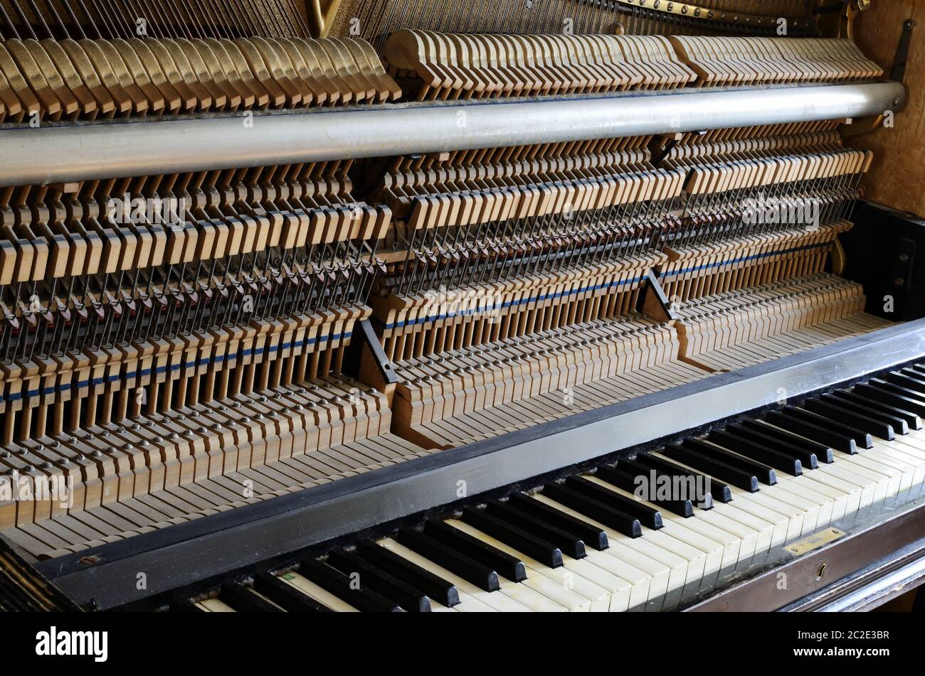 Dentro il pianoforte: stringa, perni e martelli Foto Stock