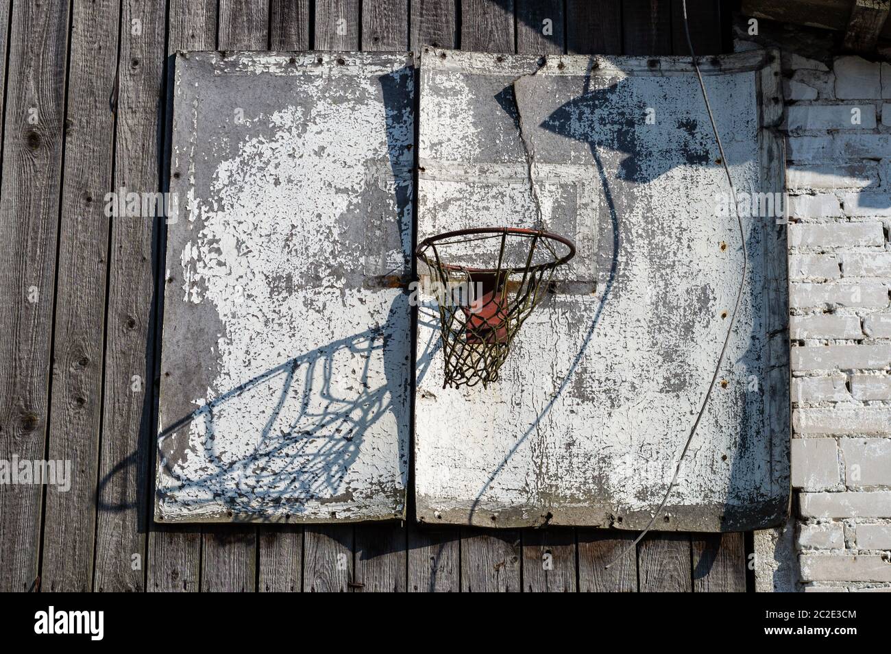 Vecchio campo da pallacanestro abbandonato Foto Stock