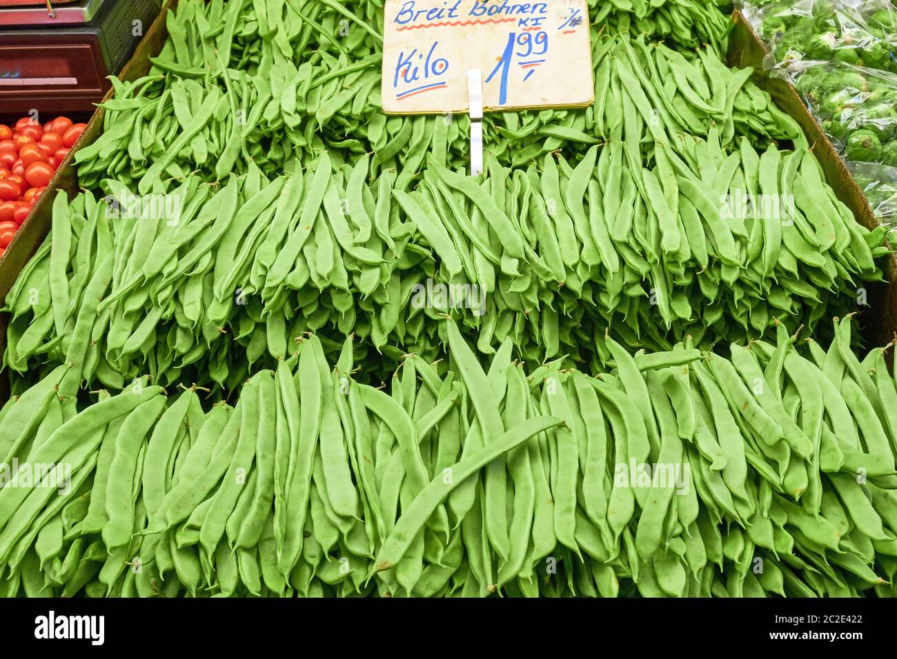 Fagioli verdi per la vendita su un mercato Foto Stock