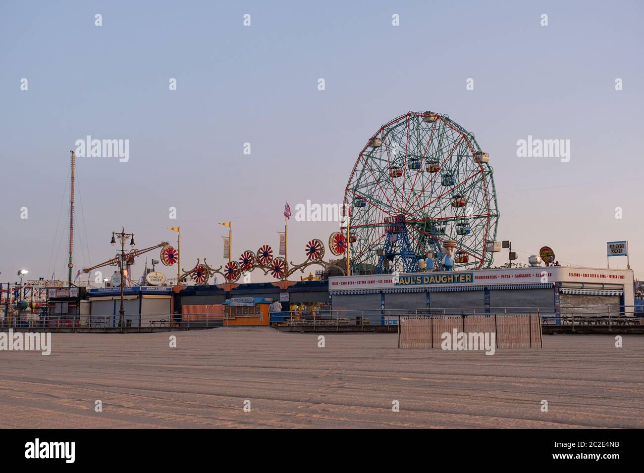 Alba sulla spiaggia di Coney Island New York City Foto Stock