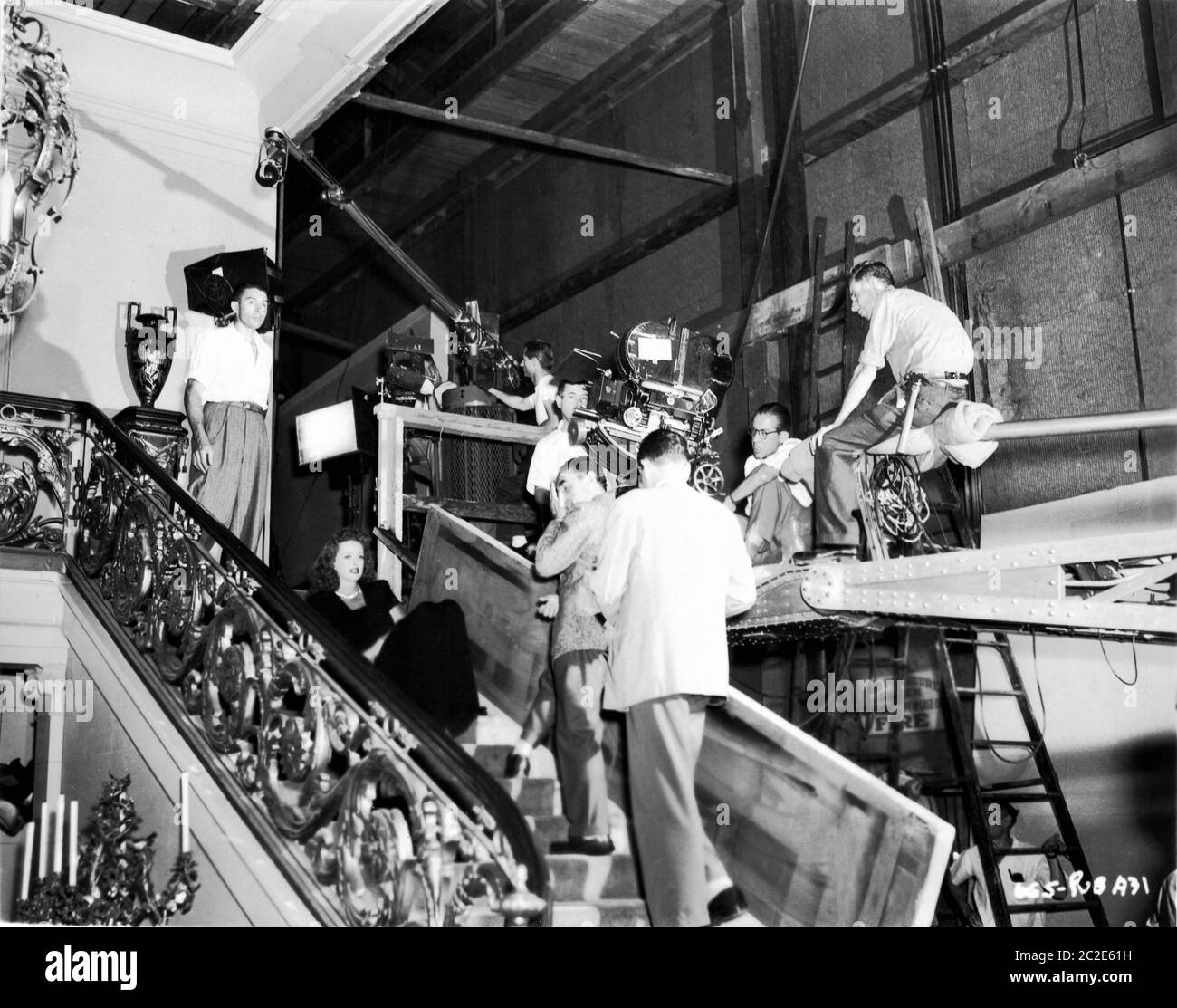 METTE DAVIS e il regista IRVING RAPPER sul set candid su scala insieme con la Film Crew durante le riprese di INGANNO 1946 regista IRVING RAPPER music Erich Wolfgang Korngold Warner Bros. Foto Stock