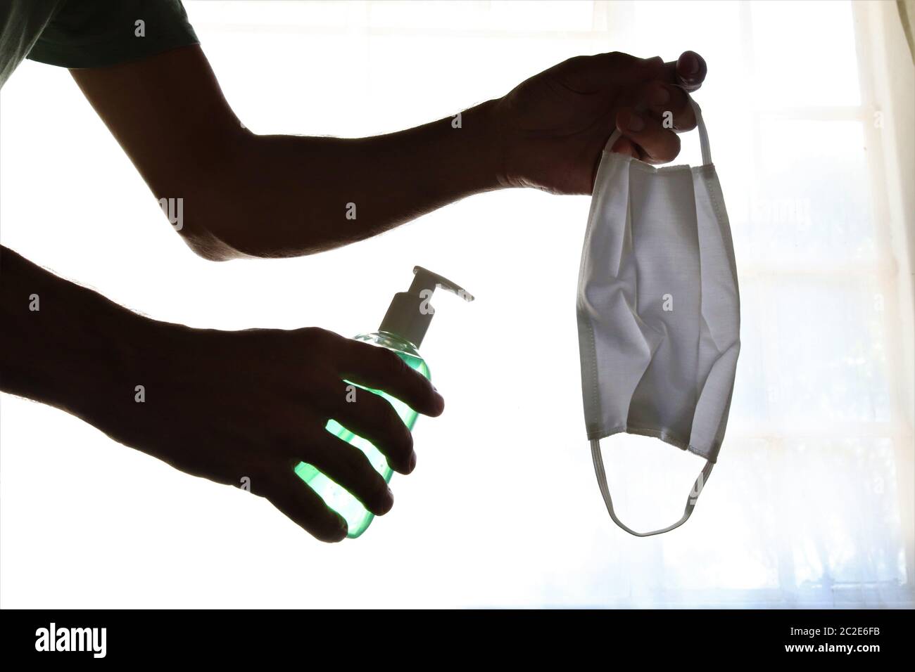 I sensi migliori mantenere le vostre mani pulite sono con sapone e acqua o con i disinfettanti delle mani che contengono 60% alcool.questo può proteggere contro covid19 Foto Stock