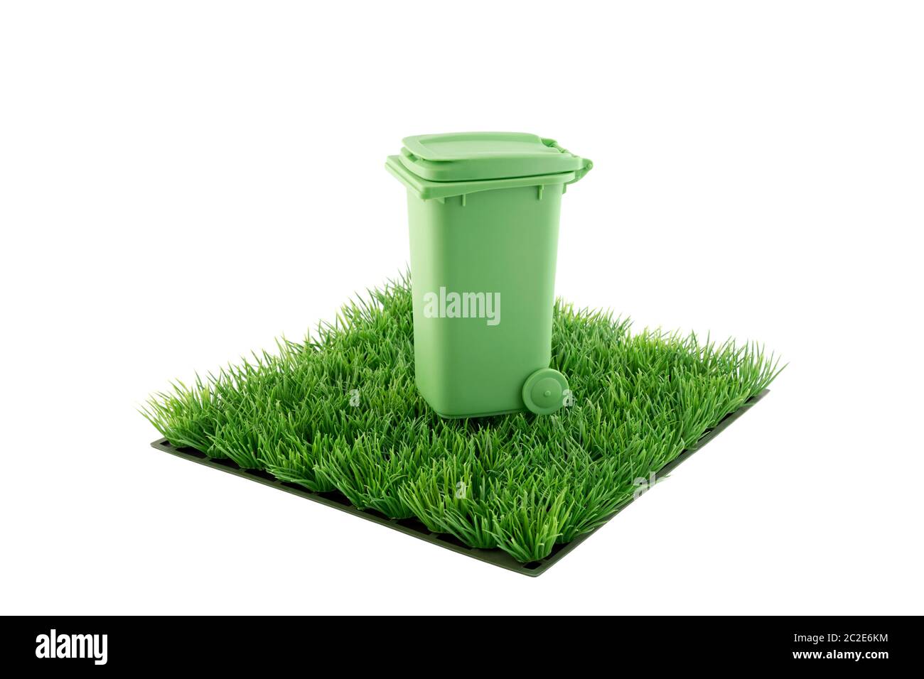 Green Cestino quadrato di erba verde campo isolato su sfondo bianco Foto Stock
