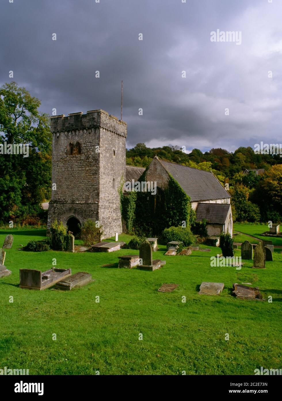 View NE of St Cadog's Church & early Monastic site, Llancarfan, Wales, UK,: L'attuale chiesa a doppia navata è principalmente C14 con alcuni elementi C12. Foto Stock