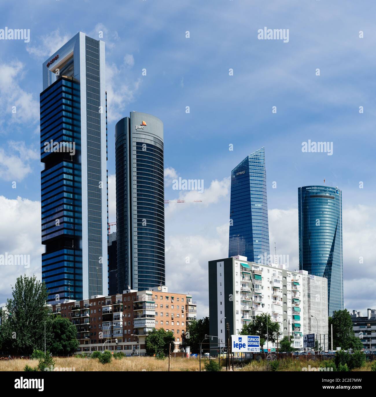 Madrid, Spagna - 14 giugno 2020: Vista panoramica della zona commerciale di Cuatro Torres Foto Stock