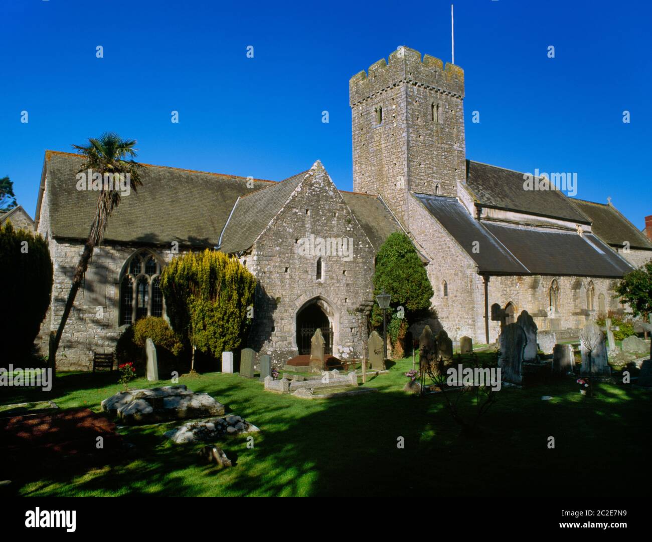 Vista NNE del cortile e l'esterno della chiesa parrocchiale maggiore di Llantwit, costruita sul sito del monastero e la scuola fondata c.. AD500 di St Illtud. Foto Stock