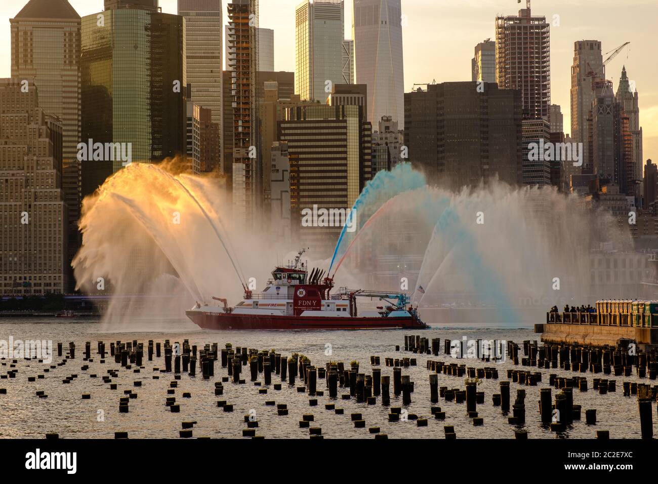 La barca FDNY spruzzi di acqua rossa, bianca e blu prima del 4 luglio di Macy Fireworks Foto Stock