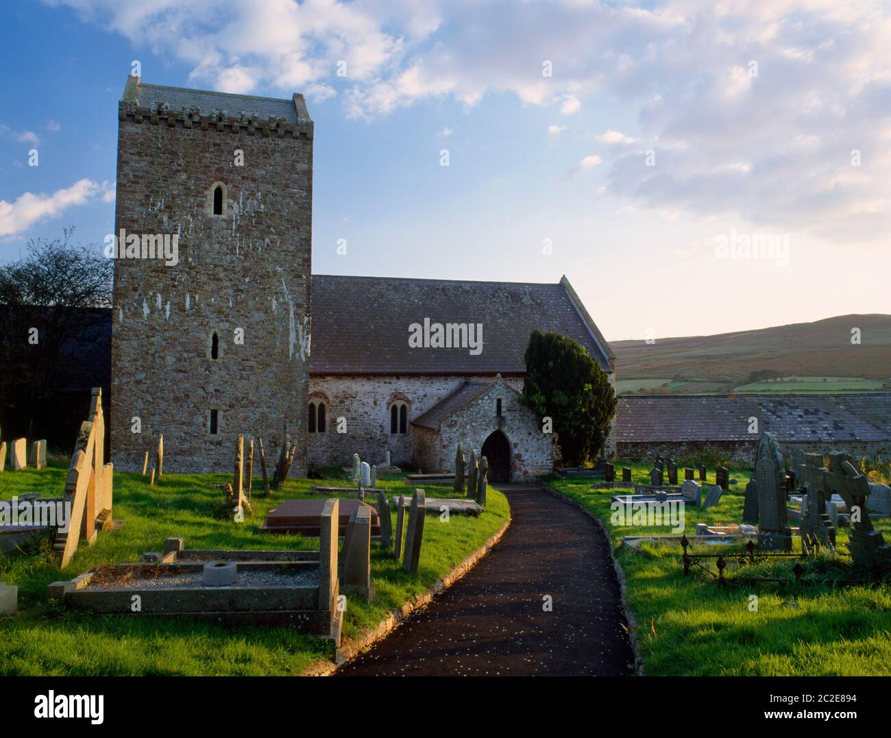 Ammira la chiesa medievale di San Cenydd a Llangennith, Gower, Galles, Regno Unito, dove St Kenyd stabilì il suo monastero nella triscia C. Foto Stock