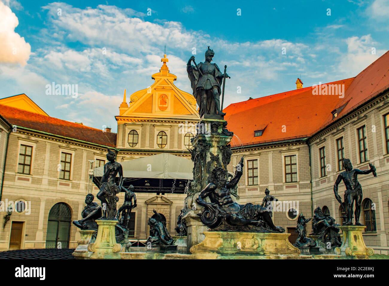 Fontana di Wittelsbach con il duca otto i a Monaco, Germania. La fontana è stata realizzata da Hubert Gerhard & Hans Krumpper a 1623 anni Foto Stock