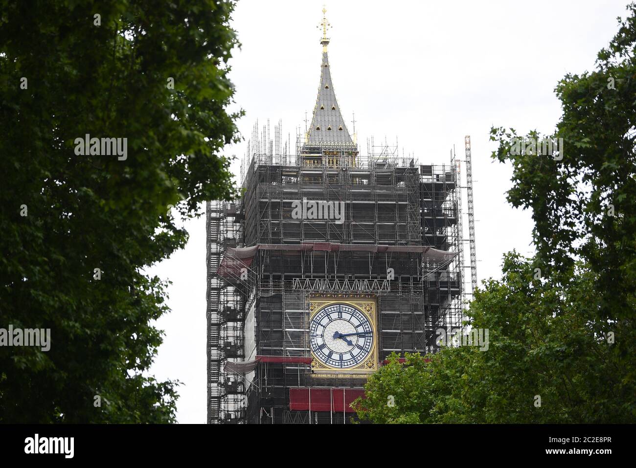 Impalcatura che circonda Elizabeth Tower, che ospita il Big ben presso il Parlamento, Westminster, Londra. Foto Stock