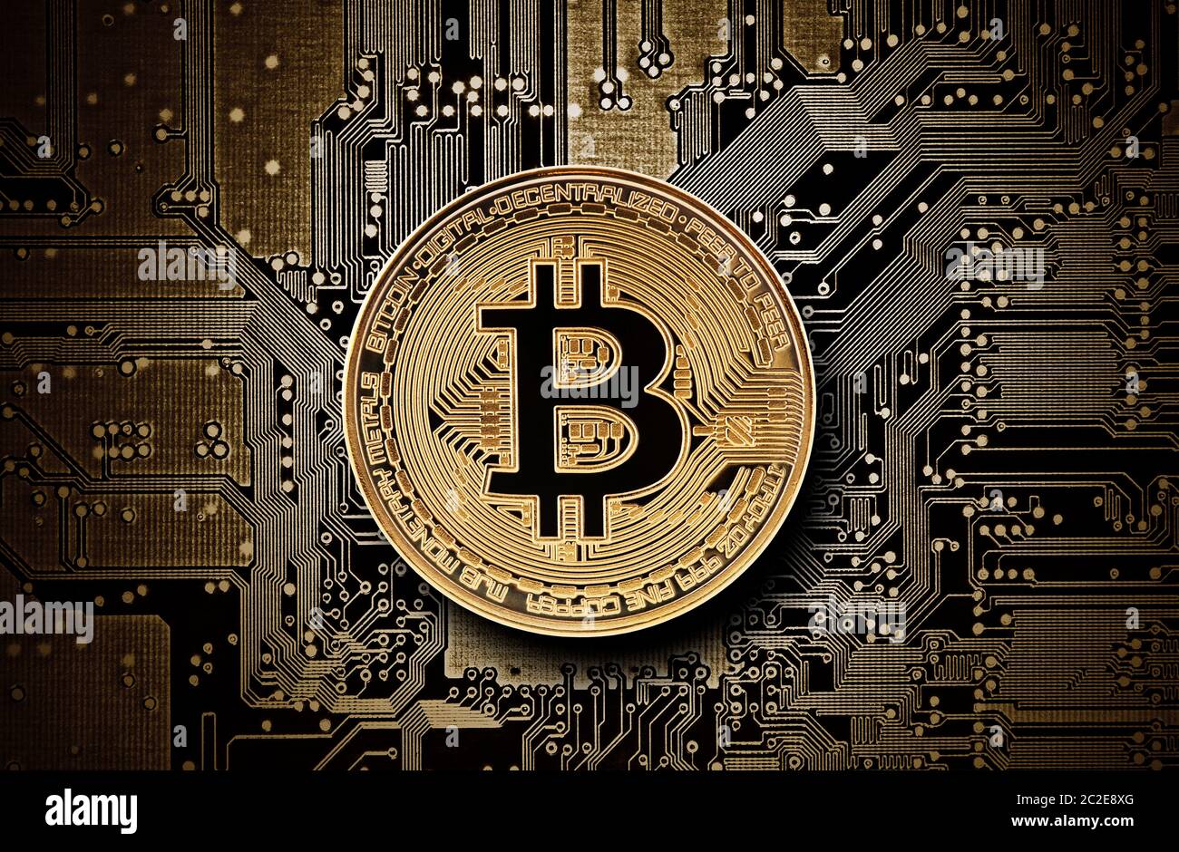 Bitcoin golden moneta sul circuito integrato del computer Foto Stock