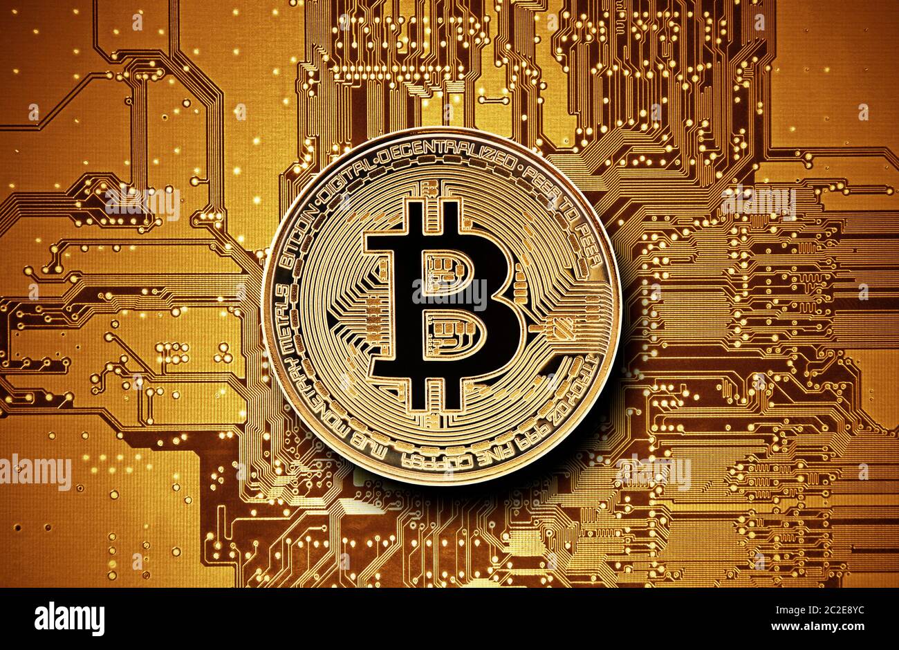 Bitcoin golden moneta sul circuito integrato del computer Foto Stock
