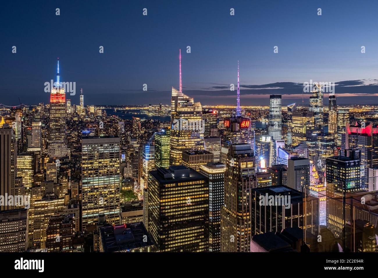 Vista sulla città di Dusck dei grattacieli e degli edifici del centro città dal Rockefeller Center sul tetto Foto Stock