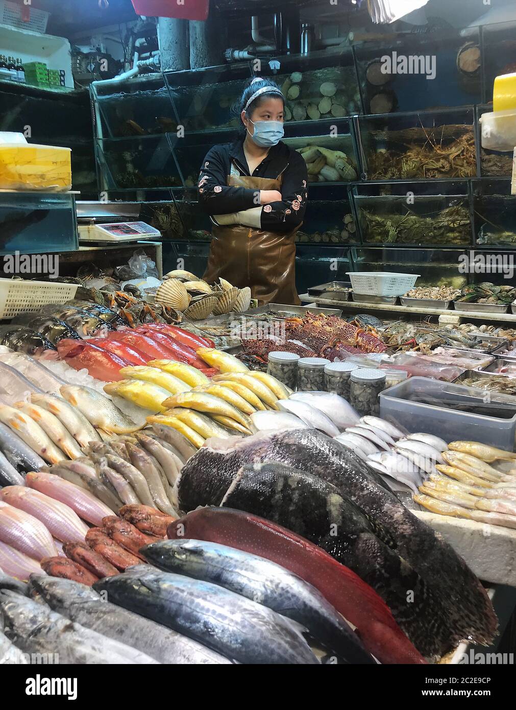 Pechino, Cina. 17 Giugno 2020. Un pescatore attende i clienti, senza salmone in offerta, in un mercato chiuso la sera a causa di una nuova epidemia di Covid-19 a Pechino mercoledì 17 giugno 2020. La Cina ha portato il suo avvertimento di emergenza al secondo livello più alto, annullando più del 60% dei voli verso la capitale, chiudendo le scuole e bloccando i quartieri in mezzo a nuove infezioni da coronavirus. Foto di Stephen Shaver/UPI Credit: UPI/Alamy Live News Foto Stock