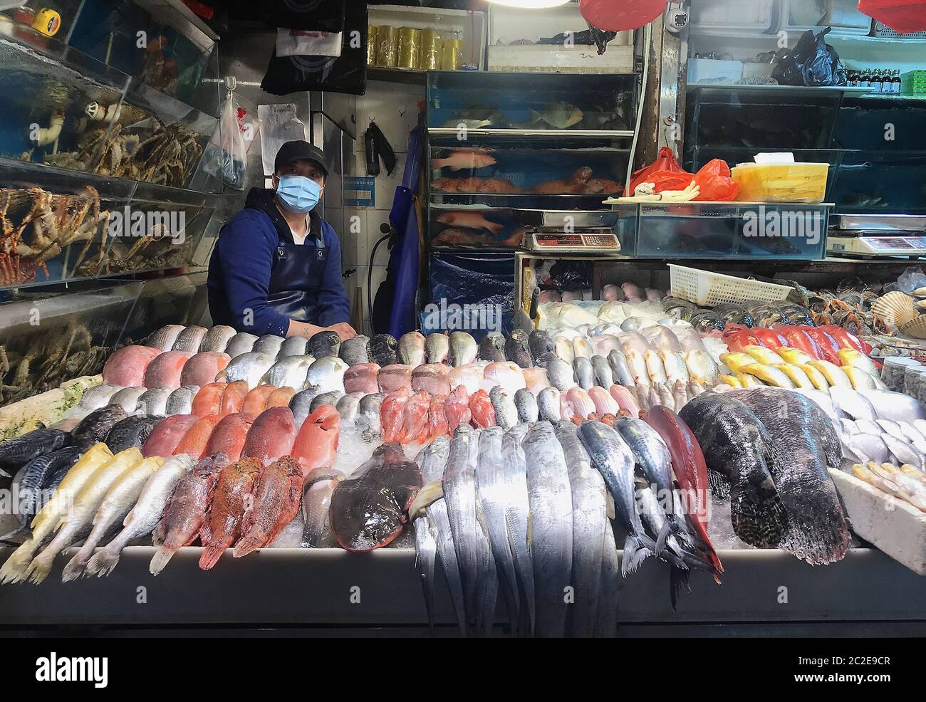Pechino, Cina. 17 Giugno 2020. Un pescatore attende i clienti, senza salmone in offerta, in un mercato chiuso la sera a causa di una nuova epidemia di Covid-19 a Pechino mercoledì 17 giugno 2020. La Cina ha portato il suo avvertimento di emergenza al secondo livello più alto, annullando più del 60% dei voli verso la capitale, chiudendo le scuole e bloccando i quartieri in mezzo a nuove infezioni da coronavirus. Foto di Stephen Shaver/UPI Credit: UPI/Alamy Live News Foto Stock