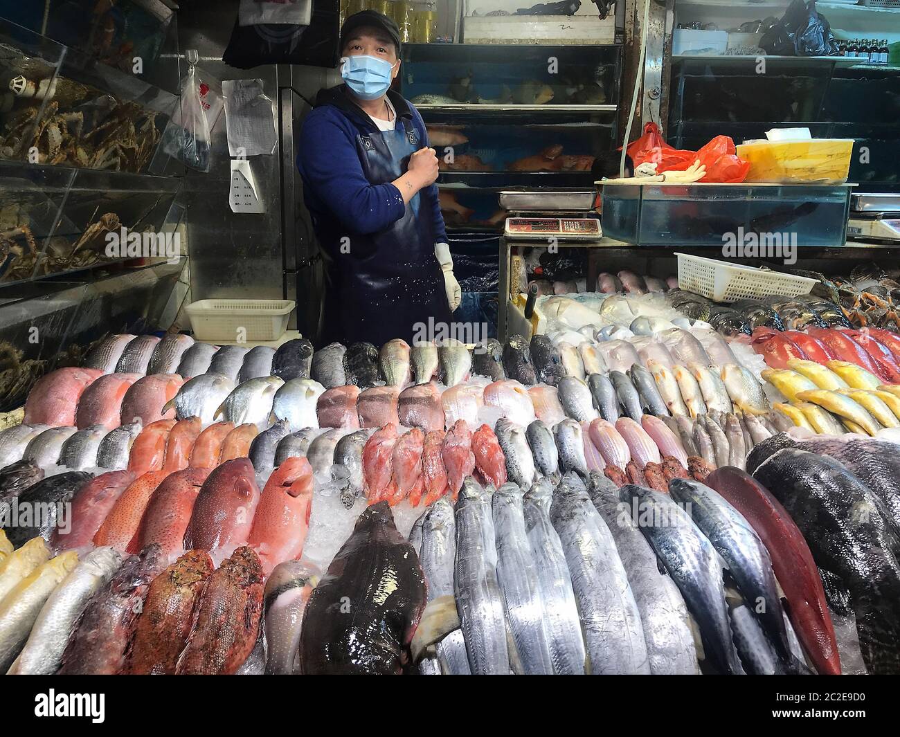 Pechino, Cina. 17 Giugno 2020. Un pescatore attende i clienti, senza salmone in offerta, in un mercato chiuso la sera a causa di una nuova epidemia di Covid-19 a Pechino mercoledì 17 giugno 2020. La Cina ha portato il suo avvertimento di emergenza al secondo livello più alto, annullando più del 60% dei voli verso la capitale, chiudendo le scuole e bloccando i quartieri in mezzo a nuove infezioni da coronavirus. Foto di Stephen Shaver/UPI Credit: UPI/Alamy Live News Foto Stock