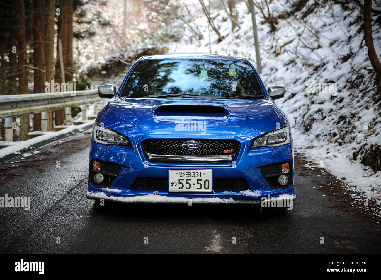 Subaru STI 2016 con 4wd guida strade innevate in giostole giapponesi congelate. Foto Stock