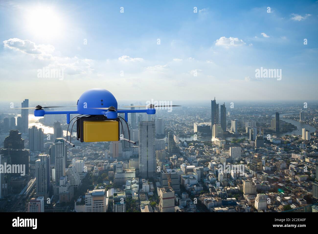 Drone di consegna utilizzato per il trasporto dei pacchetti volare sulla città, concetto di tecnologia 5G Foto Stock