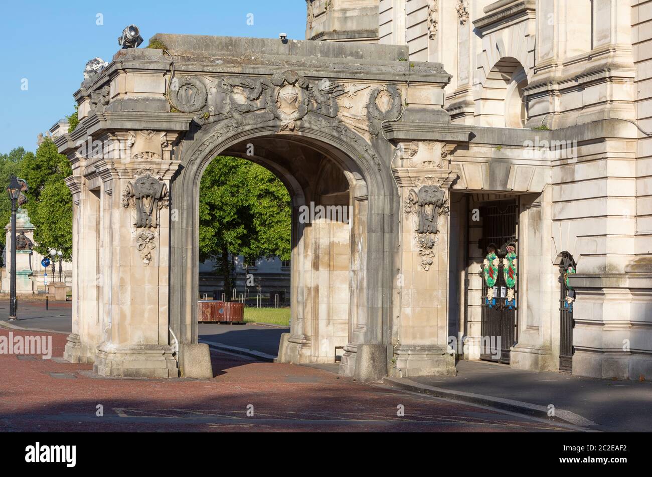 Portico che porta all'entrata principale del Municipio, Cardiff, Galles, Regno Unito Foto Stock