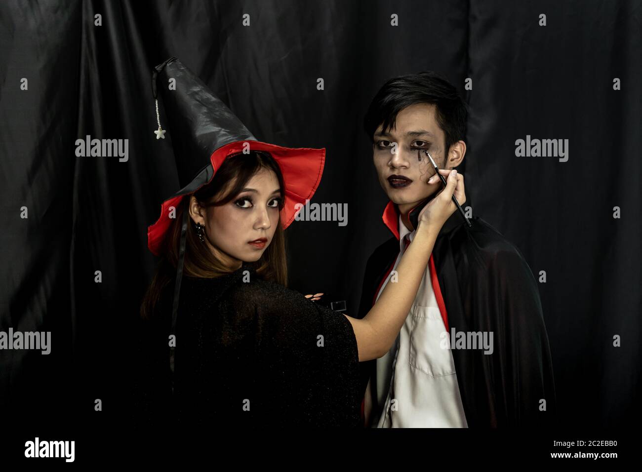 Trucco artisti fare Asain adolescente trucco per Halloween costume vampiro come preparare per il carnevale di festa di Halloween Foto Stock