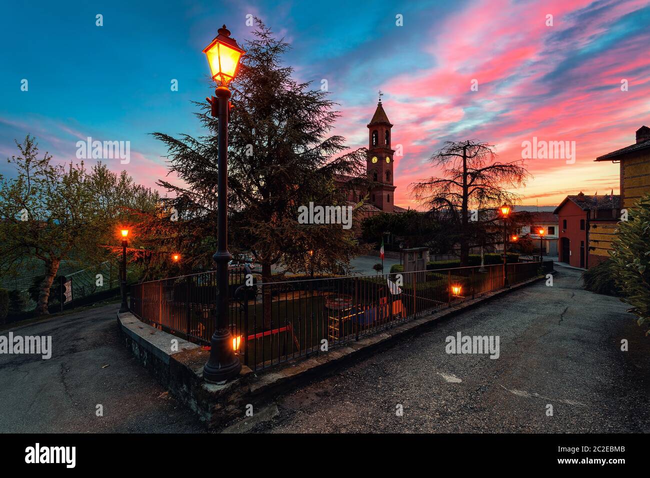 Chiesa parrocchiale e le case nella piccola città di Serralunga d'Alba al mattino presto in Piemonte, Italia settentrionale. Foto Stock