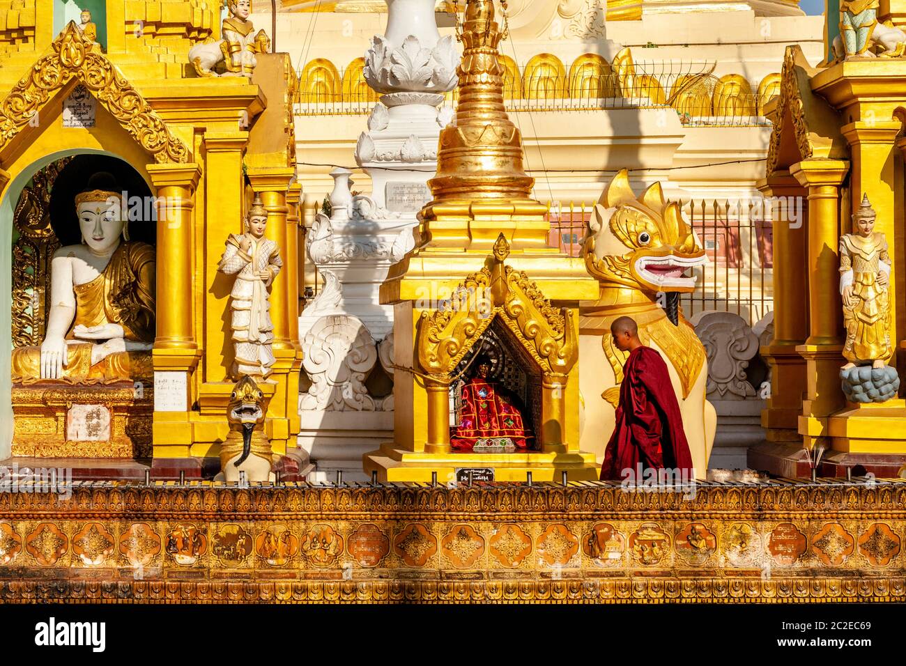 Un monaco buddista a Shwedagon pagoda Yangon, Myanmar. Foto Stock