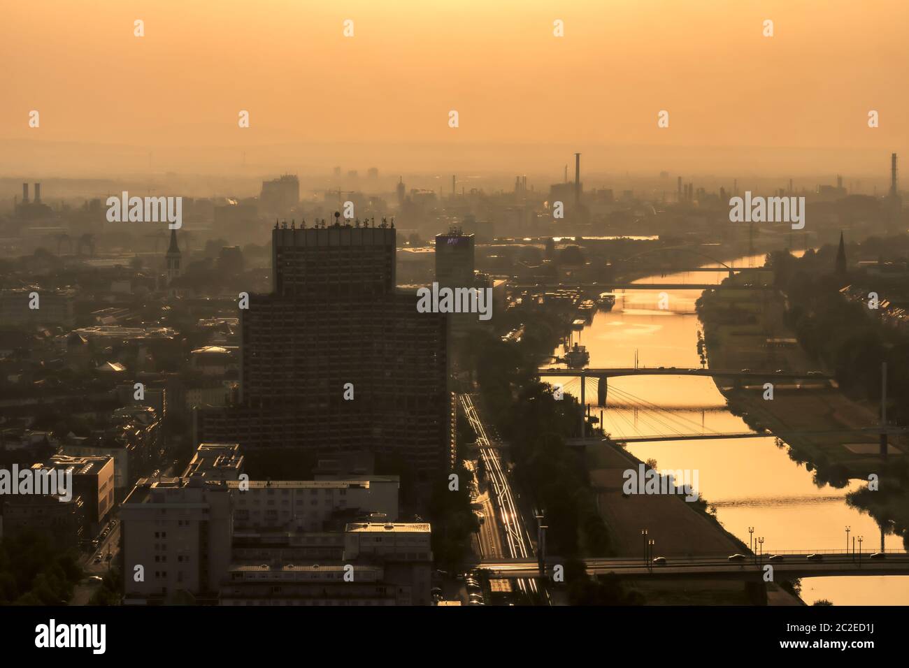 Città di Mannheim sul fiume Neckar nella luce della sera, Germania, immagine d'umore Foto Stock