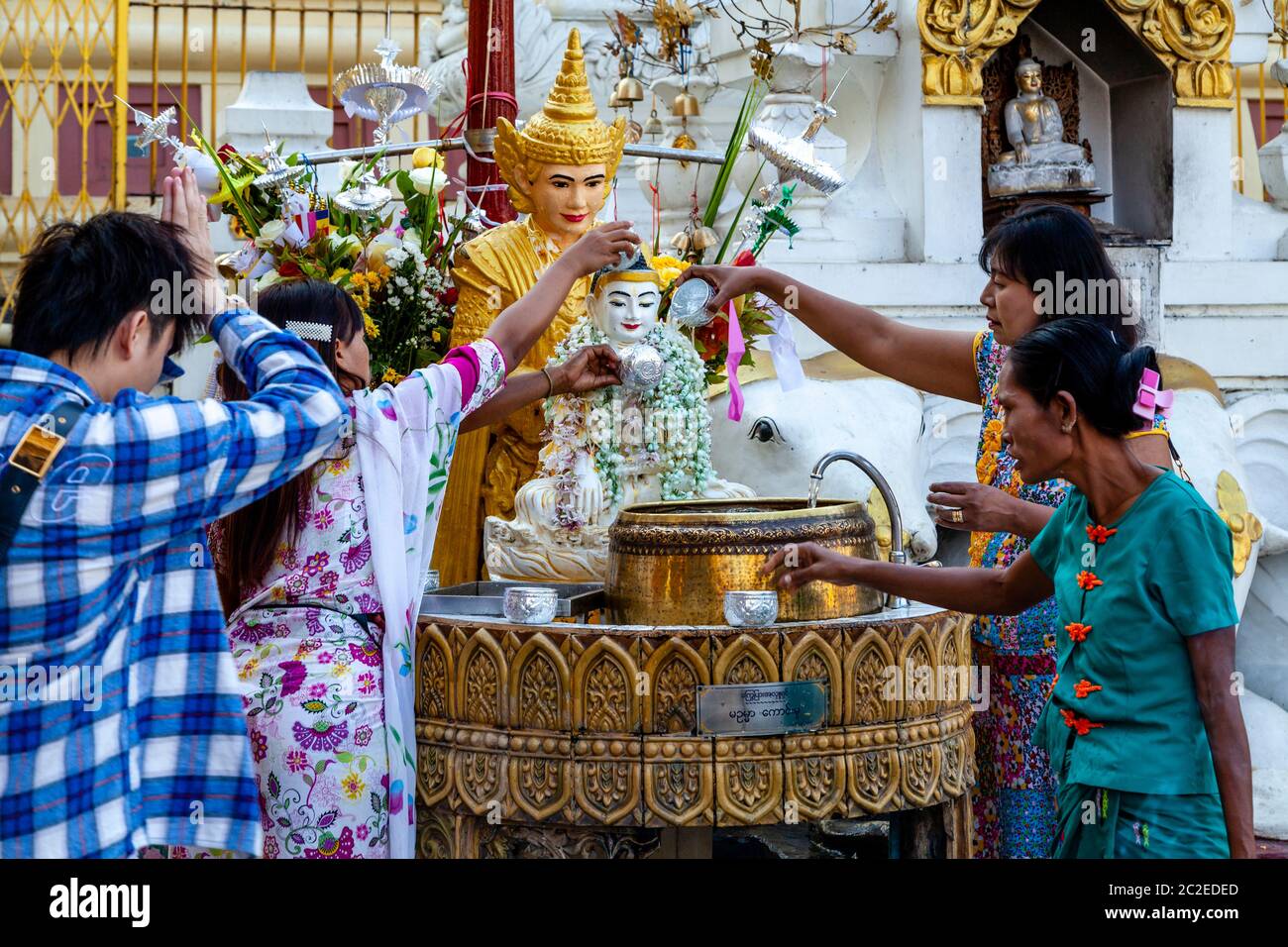 La gente birmana che fa il bagno del Buddha alla pagoda di Shwedagon, Yangon, Myanmar. Foto Stock