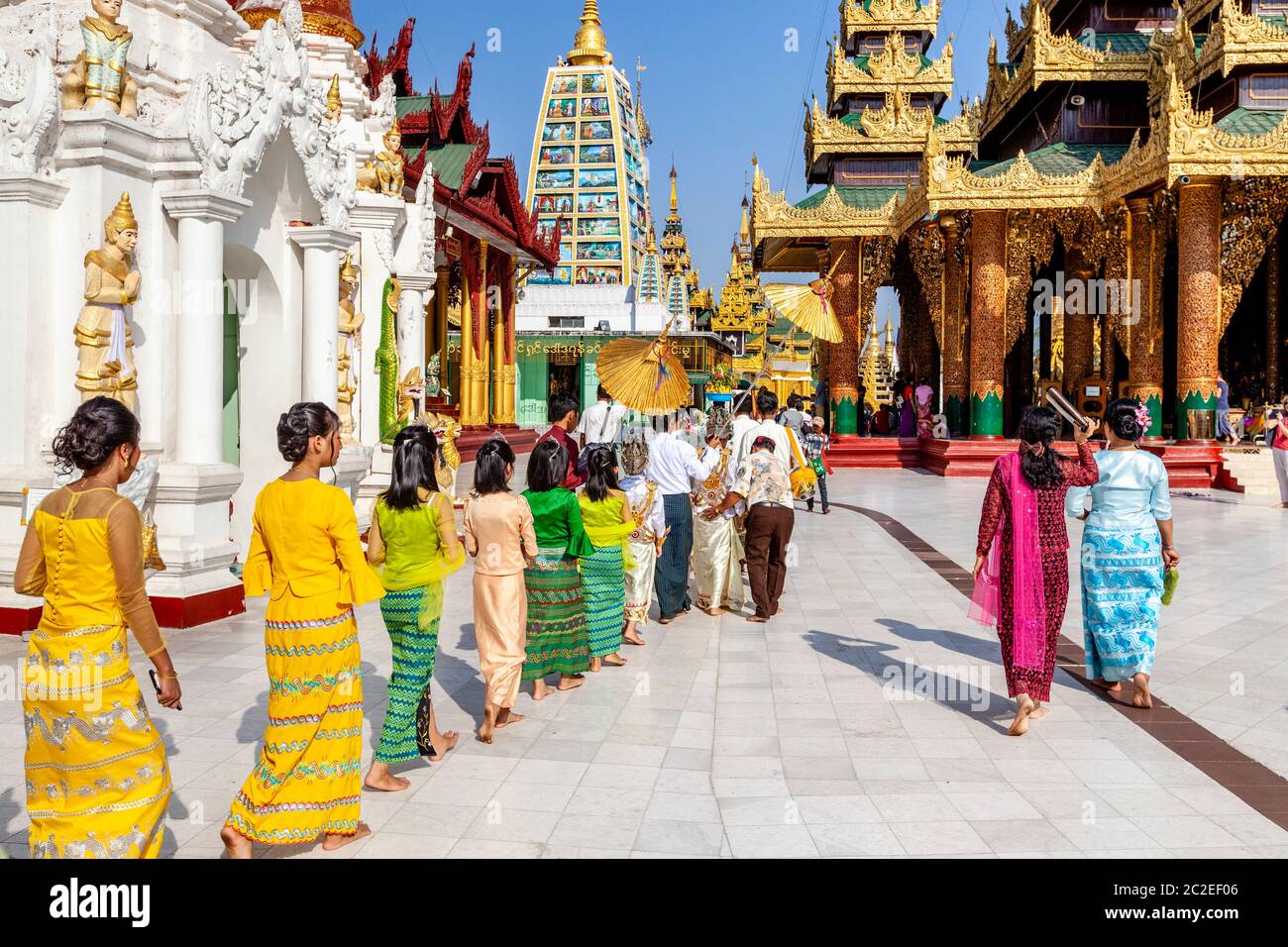 I bambini birmani prendono parte AD UNA cerimonia di noviziazione/Shinbyu alla Pagoda di Shwedagon, Yangon, Myanmar. Foto Stock