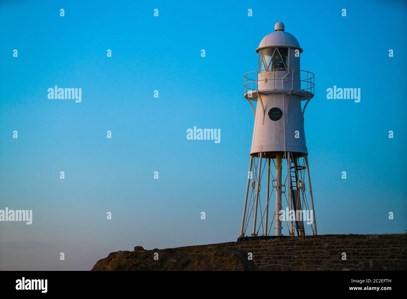 Faro di Black Nore a Portishead, Somerset, Regno Unito, al tramonto in una serata estiva. Foto Stock