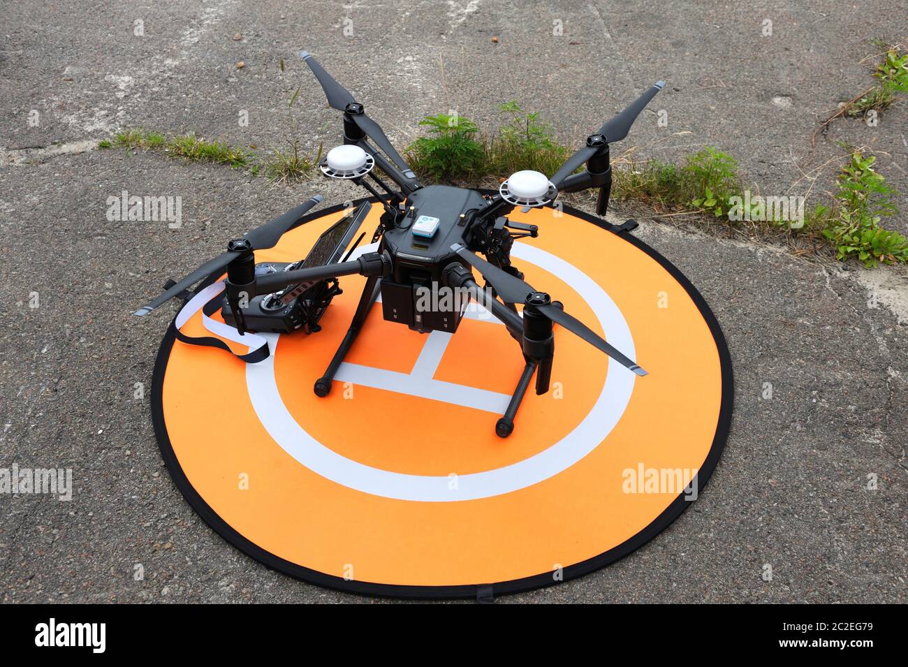 Pro Quadcopter posizionato sul pianerottolo prima del lancio Foto Stock