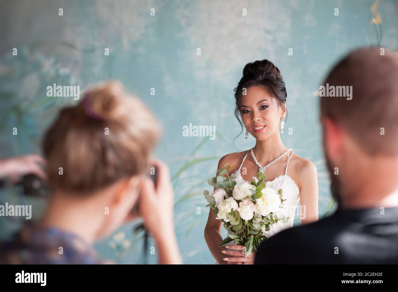 Foto di sposa da fotografi professionisti in un matrimonio Foto Stock
