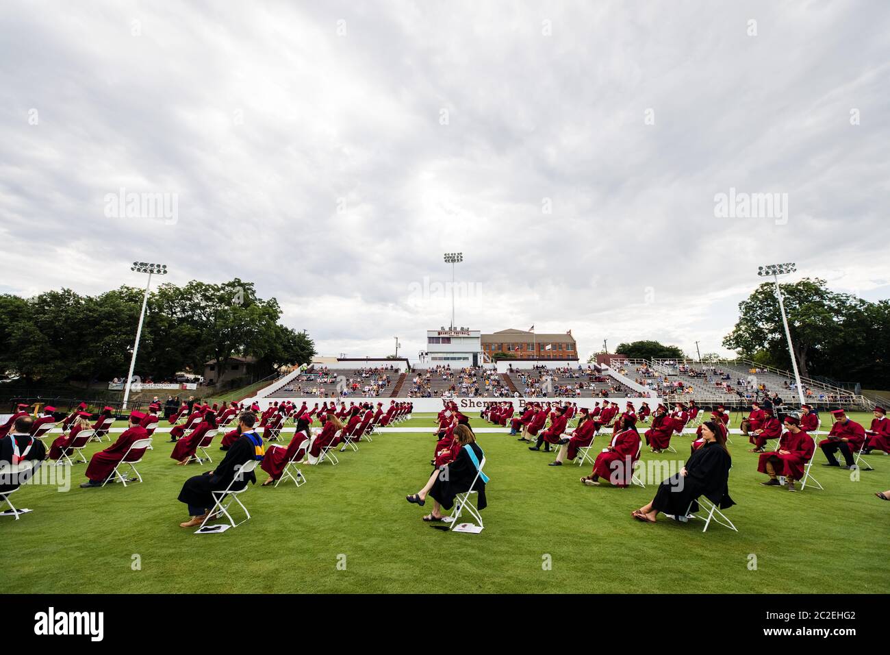 La cerimonia di inizio della Sherman High School Class del 2020 si terrà il 13 giugno presso lo stadio Bearcat di Sherman, Texas. Foto Stock