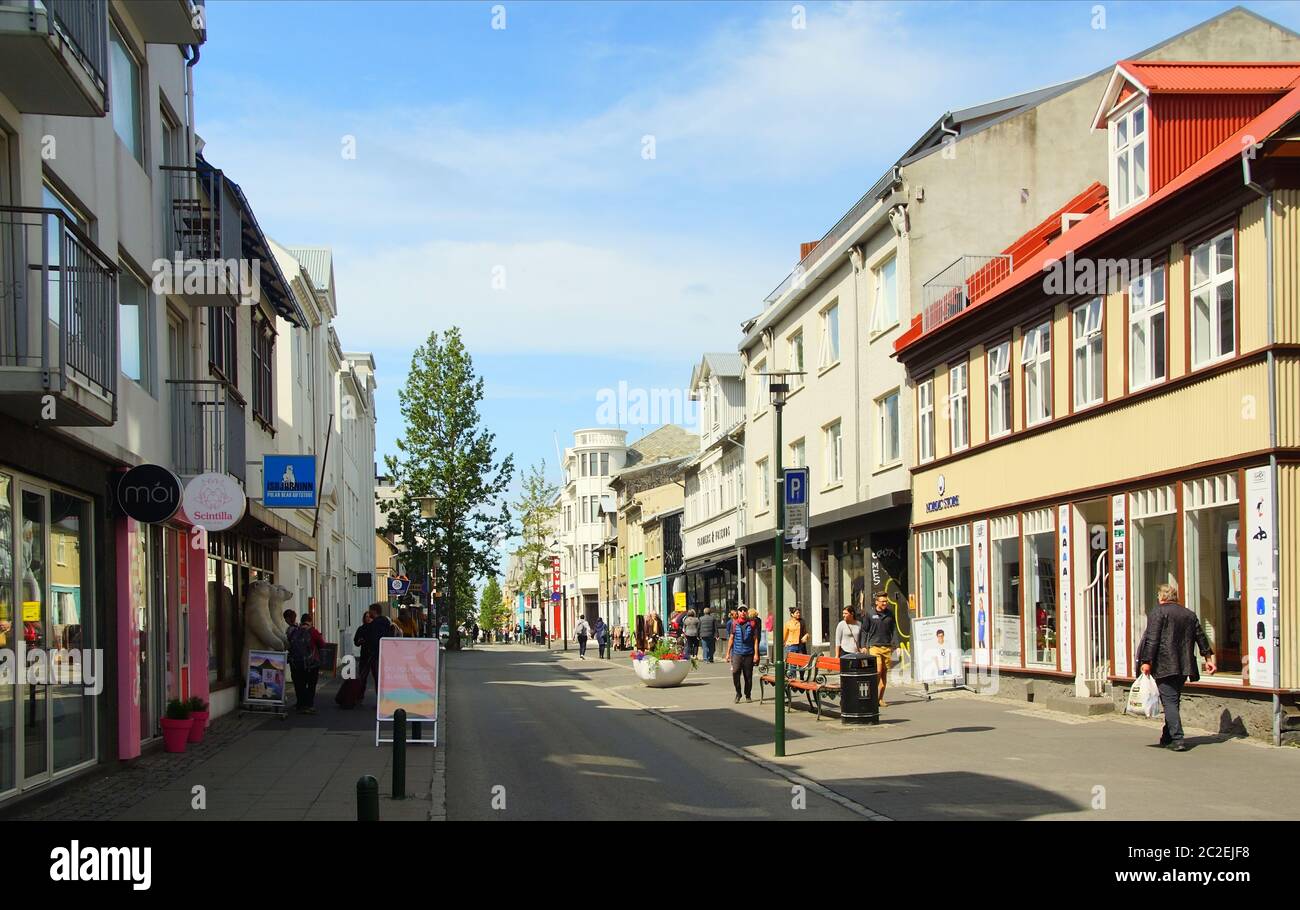 Estate soleggiato giorno e passeggiata attraverso le strade principali Foto Stock