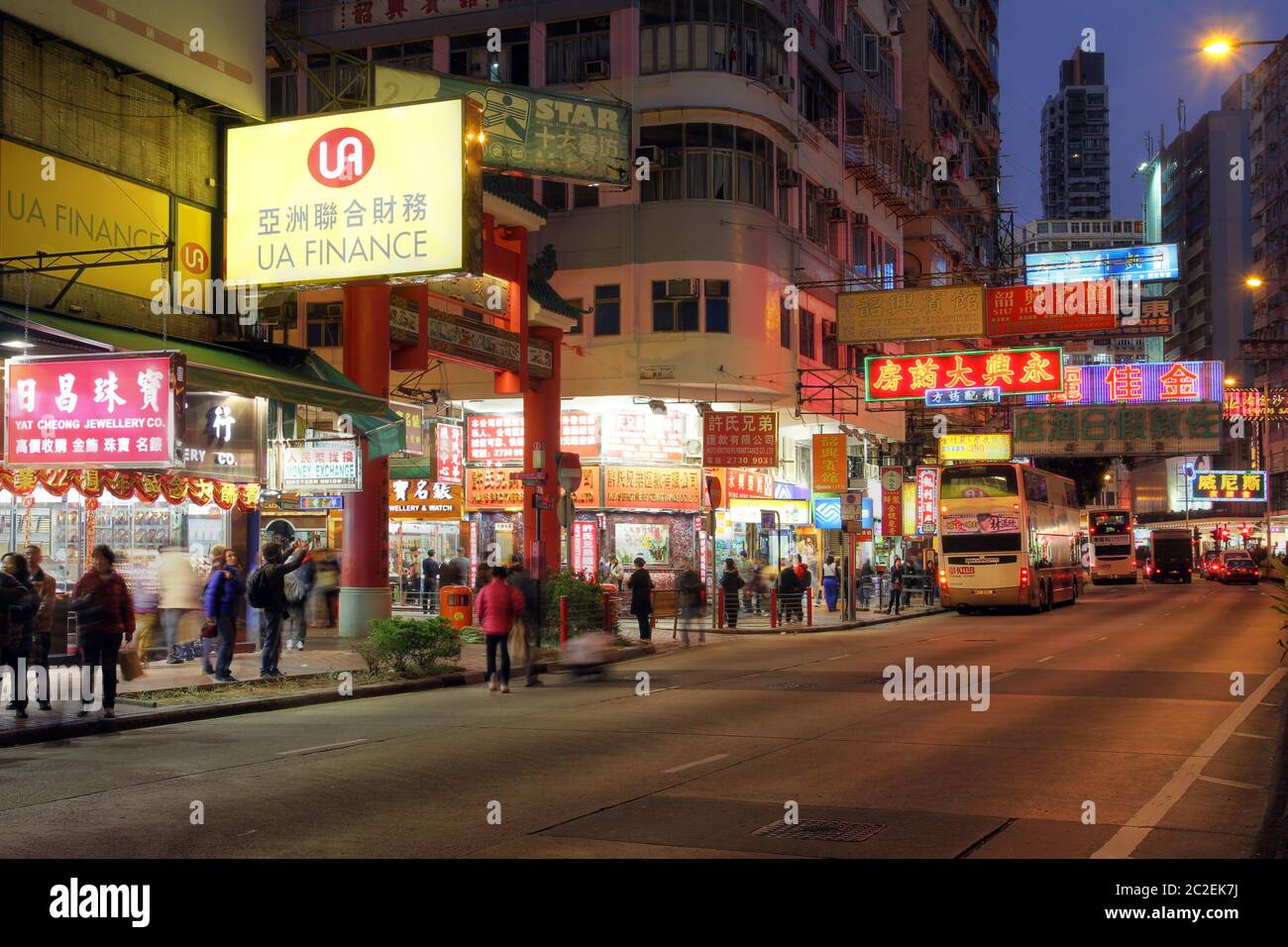 Hong Kong, Cina - 4 gennaio 2012. Scena di strada di notte a Kowloon, Hong Kong, Cina con l'entrata alla strada del mercato simbolo - Temple S Foto Stock