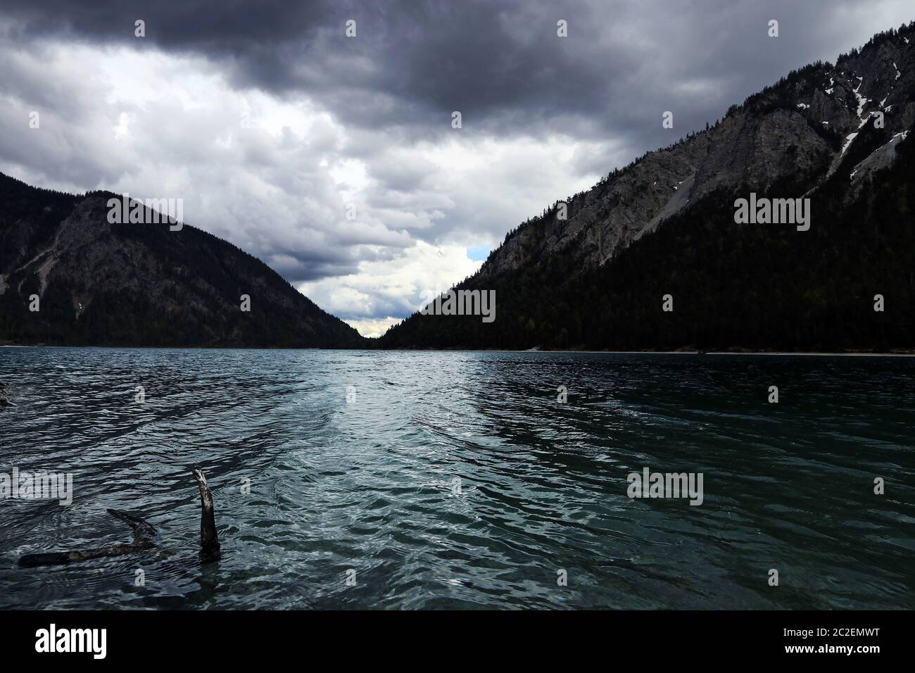 Plansee in Austria durante una tempesta. Nuvole di neve sopra il Plansee in Austria Foto Stock