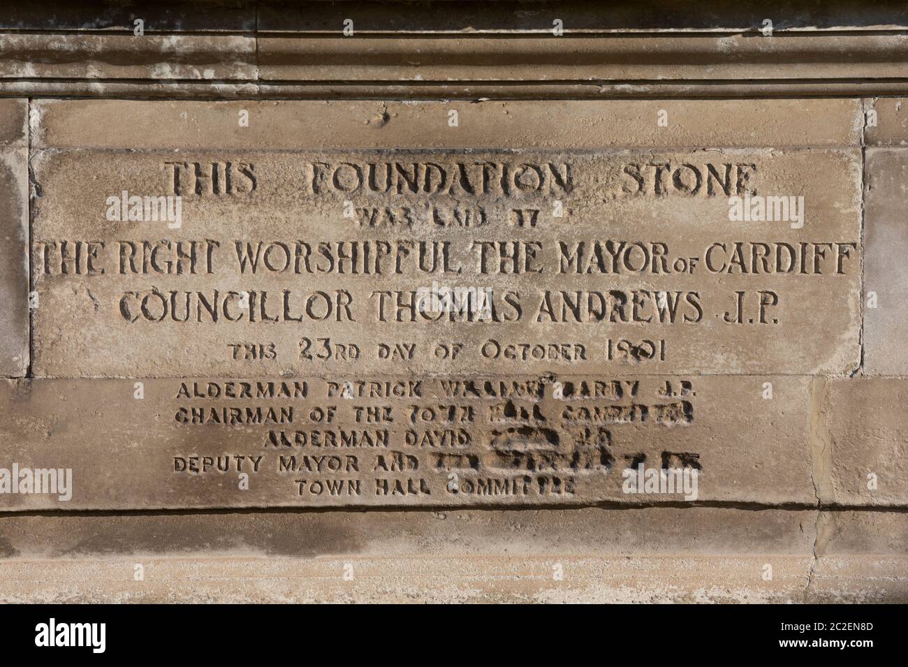 Fondazione pietra posata dal sindaco di Cardiff, assessore di lavoro di destra Thomas Andrews J. P. sul muro dei tribunali, Cathays Park, Cardiff UK Foto Stock