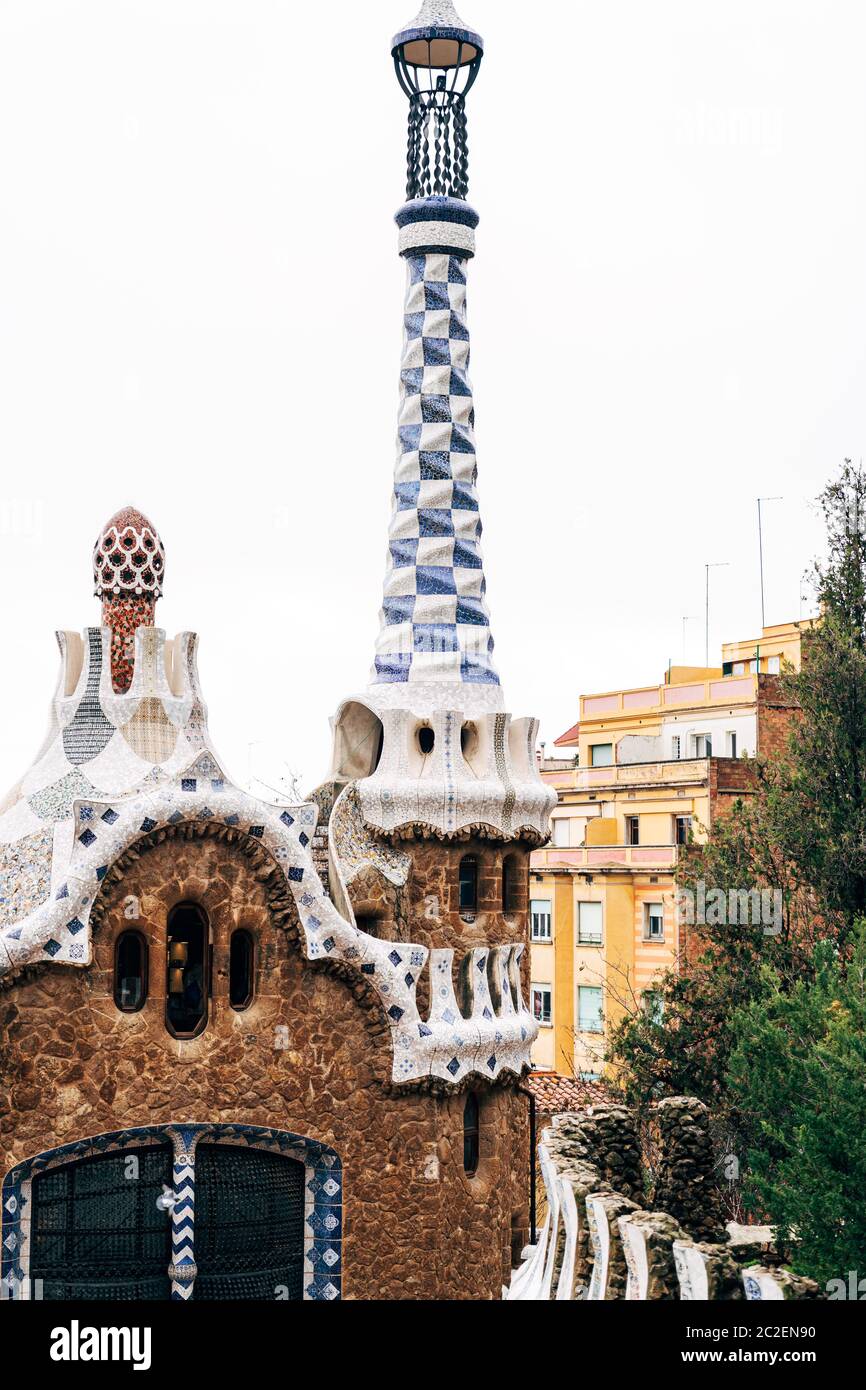 L'ingresso centrale al Parco Guell di Barcellona. Case di pan di zenzero. Casa destra con una torre lunga Foto Stock