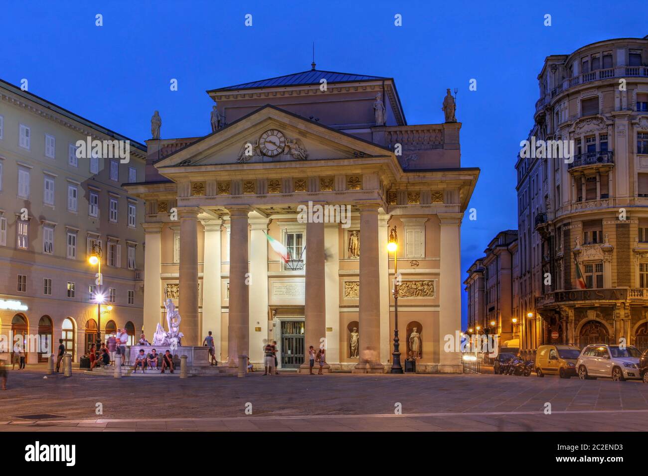 Scena notturna nella piazza della Borsa di Trieste, con particolare attenzione all'antico edificio neoclassico della Borsa. Foto Stock