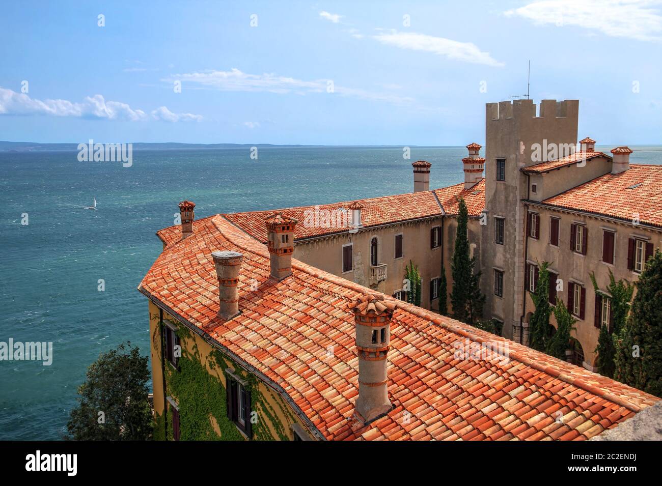 Castello di Duino con vista sul Golfo di Trieste sul Mare Adriatico in Italia. Foto Stock