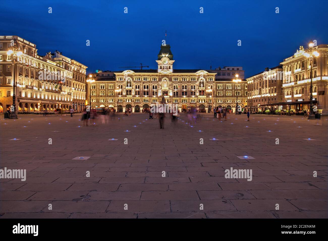 Piazza unita d'Italia è la piazza principale di Trieste. Il municipio domina la piazza. Foto Stock