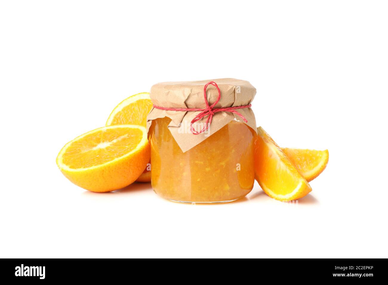 Vaso in vetro con confettura di arancia e ingredienti isolati su sfondo bianco Foto Stock