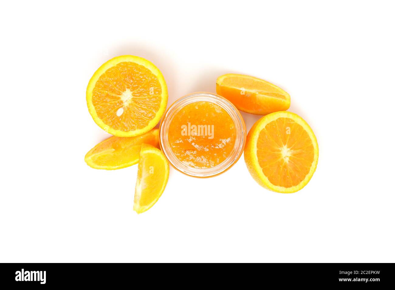Deliziosa marmellata d'arancia isolata su sfondo bianco Foto Stock