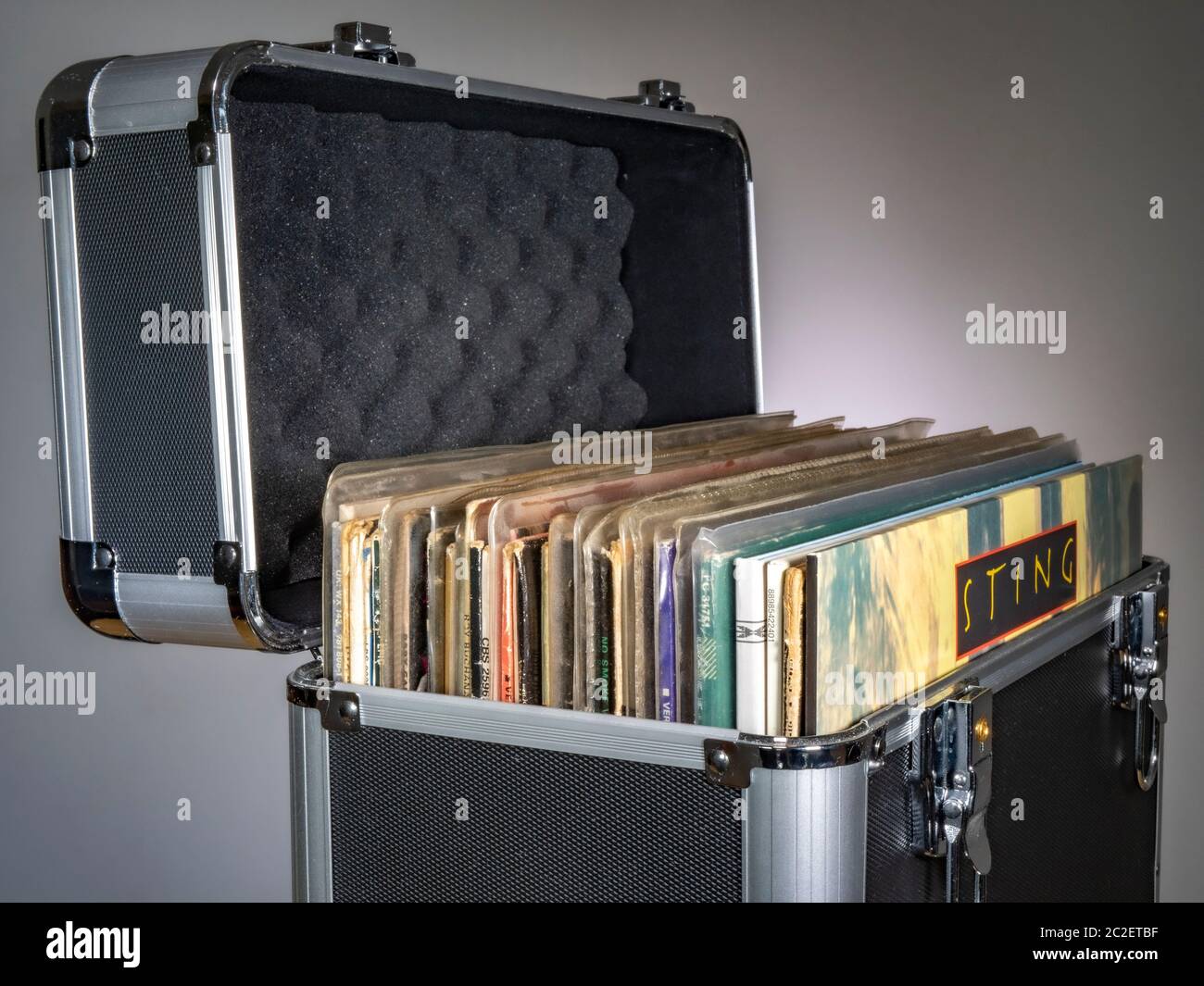 Album in vinile / dischi musicali LP nelle loro copertine di cartone, imballati in una custodia protettiva / flight case, con un album Sting sul davanti. Foto Stock