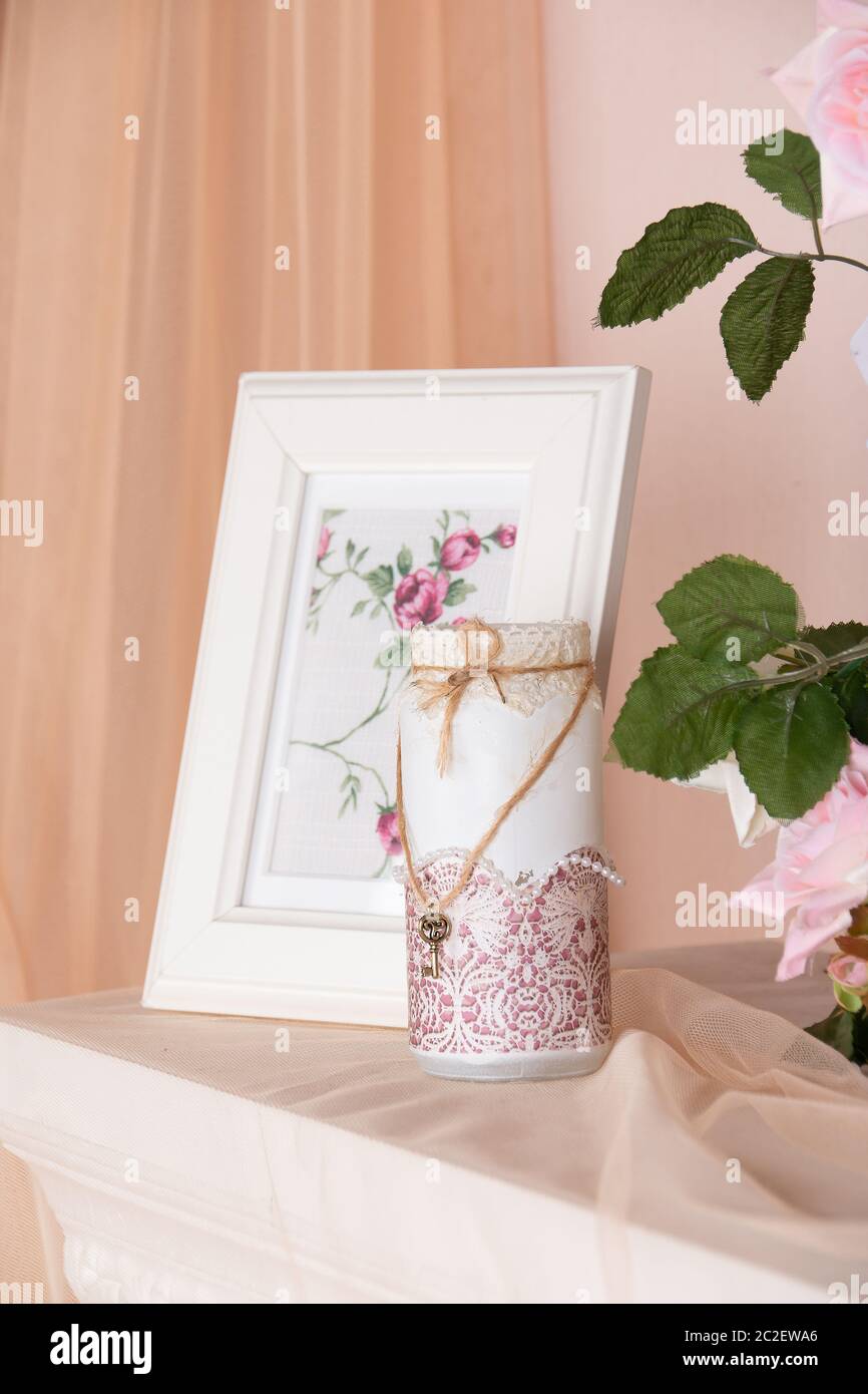 interni eleganti e raffinati. Decorazioni nuziali, camere decorate per shabby chic rustico wedding.Romantic decorazione con quadri, rose in colori pastello Foto Stock