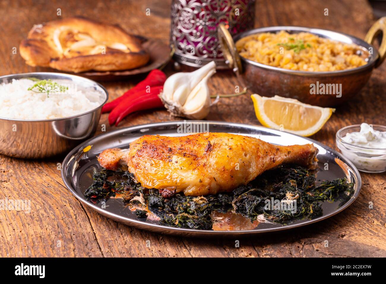 Spinacio indiano il pollo sul legno scuro Foto Stock